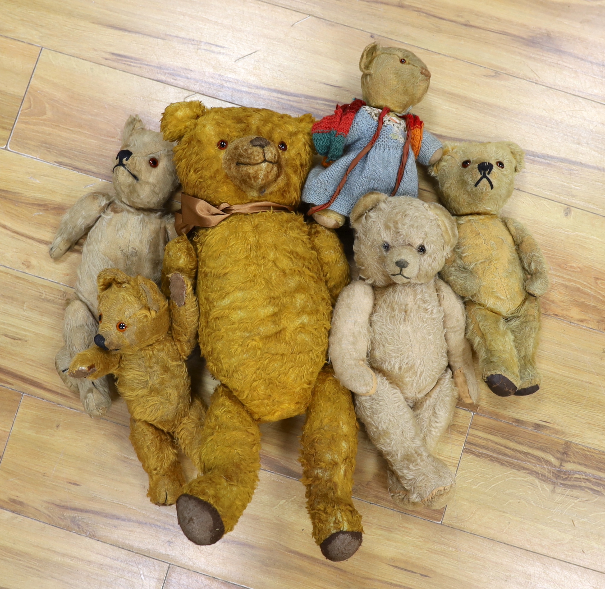 Six bears including one German cotton plush, all for restoration (6)